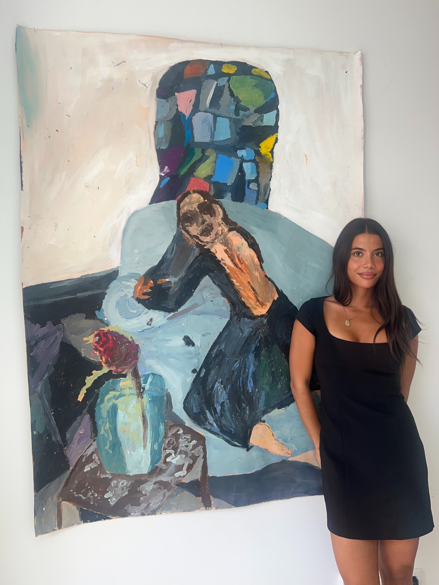 Clara Charis Quaas neben einem ihrer Gemälde im Atelier